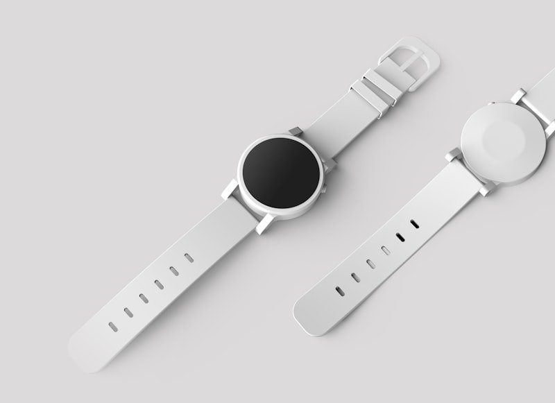 Reloj clásico dorado sobre fondo oscuro