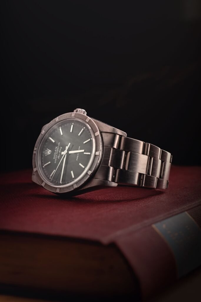 Reloj elegante en la muñeca de un hombre